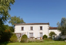 Belle maison charentaise 161 m2 sur 1ha7 de terrain- CHAMPAGNE MOUTON(16) 286200€ FAI