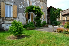 Maison de village 185 m2 avec jardin CHERVES CHATELARS (16) 154500 € FAI