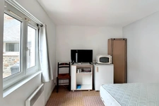 Murs commerciaux, local professionnel ou maison de plain pied et 2 studios proche centre