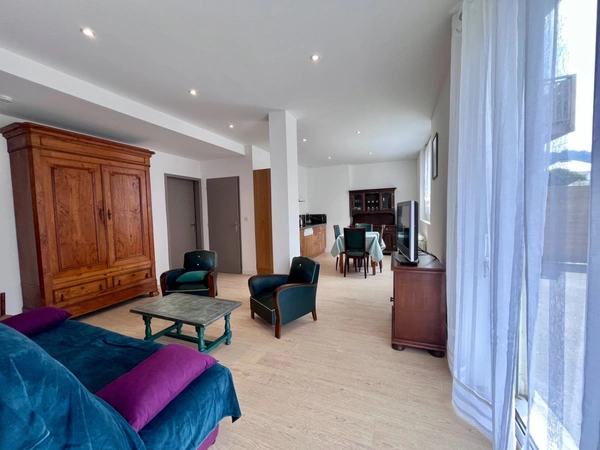 ARGELES GAZOST Appartement T3 traversant rénové avec grande terrasse, parking et cave