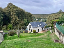  Maison familiale de 120 m² avec sous-sol complet, terrasse et jardin arboré
