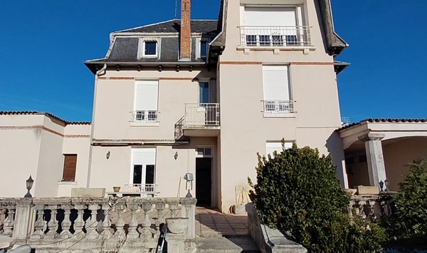 Superbe Maison Bourgeoise avec Vue Panoramique sur Maurs 