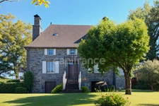 🏡 Maison de caractère en granit et sa grange sur terrain arboré — Saint-Martin-Cantalès (Cantal)