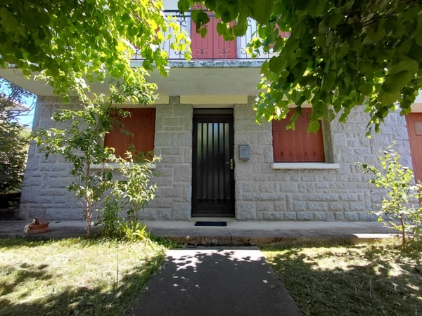 Maison familiale avec jardin et garage  Montsalvy (15120)