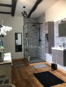 Corps de ferme en partie rénové avec piscine - surface totale couverte environ 500 m2