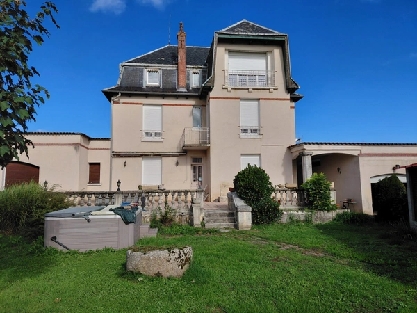 Superbe Maison Bourgeoise avec Vue Panoramique sur Maurs 