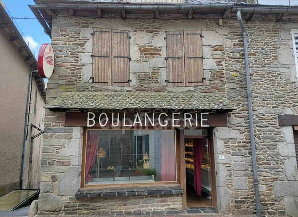 Maison spacieuse de 175 m2 au cœur du village de Montsalvy – Jardin non attenant possible