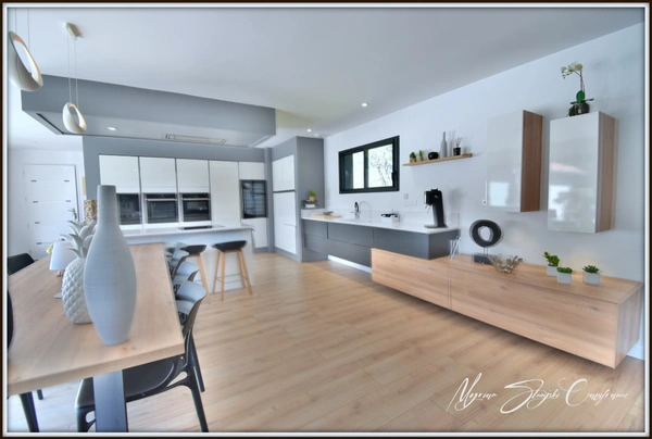 VILLA D'ARCHITECTE DE PLAIN-PIED de 182 m² à vendre 5 pièces SOUSTONS (40) à 500 m du lac