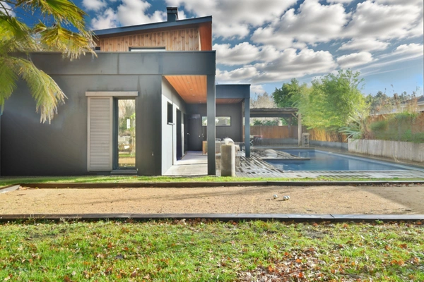 Maison atypique à vendre 5 pièces à ANGRESE(40) quartier calme.