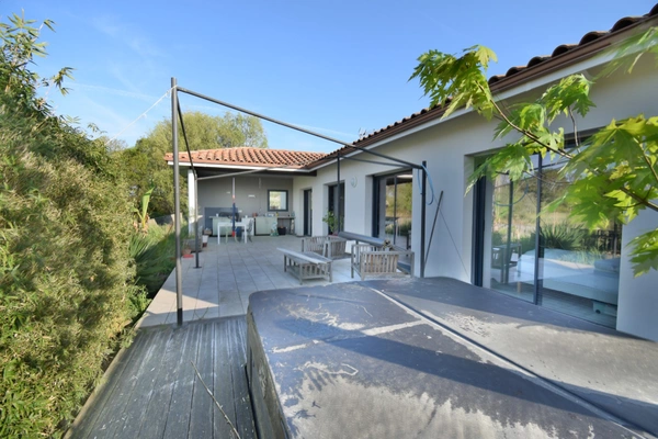 VILLA CONTEMPORAINE de plain-pied à vendre 5 pièces SOUSTONS (40)  142m² proche du lac.