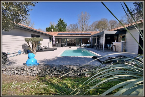 VILLA D'ARCHITECTE DE PLAIN-PIED de 182 m² à vendre 5 pièces SOUSTONS (40) à 500 m du lac