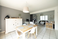 PAVILLON 2009 : L'ÉLÉGANCE D'UNE VIE FAMILIALE EN SEMI PLAIN-PIED DE 127 M2 AU CALME ABSOLU