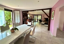 Maison familiale de 220 m² avec piscine et jardin arboré à Lagnieu