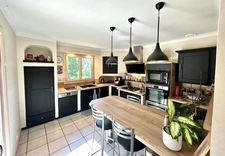 Family home - 5 rooms with swimming pool and canal view in Jonage