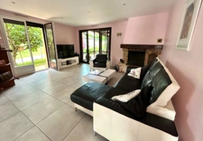 Maison familiale de 220 m² avec piscine et jardin arboré à Lagnieu