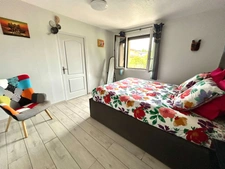 Maison familiale de 220 m² avec piscine et jardin arboré à Lagnieu
