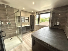Maison familiale de 220 m² avec piscine et jardin arboré à Lagnieu