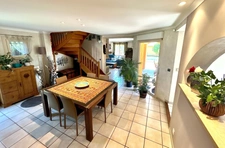 Family home - 5 rooms with swimming pool and canal view in Jonage