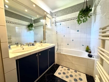 Family home - 5 rooms with swimming pool and canal view in Jonage