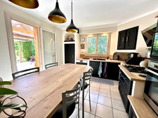 Family home - 5 rooms with swimming pool and canal view in Jonage