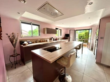 Maison familiale de 220 m² avec piscine et jardin arboré à Lagnieu