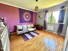 Family home - 5 rooms with swimming pool and canal view in Jonage