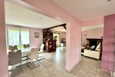 Maison familiale de 220 m² avec piscine et jardin arboré à Lagnieu