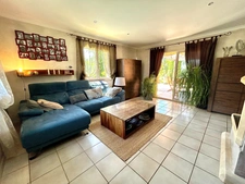 Family home - 5 rooms with swimming pool and canal view in Jonage