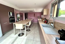 Maison familiale de 220 m² avec piscine et jardin arboré à Lagnieu