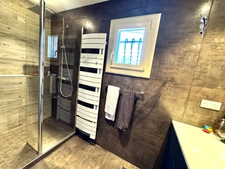 Family home - 5 rooms with swimming pool and canal view in Jonage