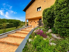 Maison familiale de 220 m² avec piscine et jardin arboré à Lagnieu