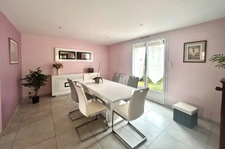 Maison familiale de 220 m² avec piscine et jardin arboré à Lagnieu