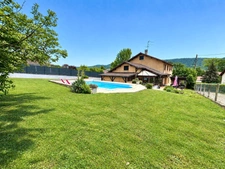 Maison familiale de 220 m² avec piscine et jardin arboré à Lagnieu