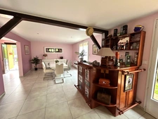 Maison familiale de 220 m² avec piscine et jardin arboré à Lagnieu