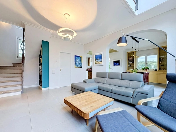 CHENS-SUR-LÉMAN – Maison 140 m² avec jardin arboré, garage et beaux volumes 