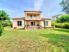 Villa 4 chambres au calme double garage.