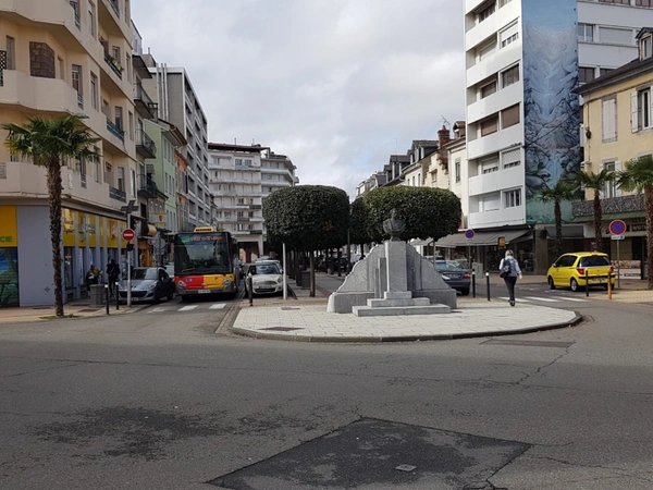 Dpt Hautes Pyrénées (65), à louer TARBES Salon ou bureau   