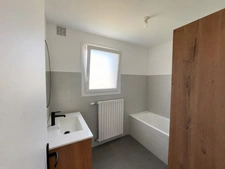 Centre-bourg de Saint-Avé – Maison entièrement rénovée de 120 m² sur un terrain de 500 m², comprenant 3 chambres, vie de plain-pied, garage, jardin, pompe à chaleur récente et DPE B.