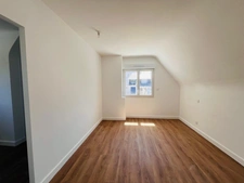 Centre-bourg de Saint-Avé – Maison entièrement rénovée de 120 m² sur un terrain de 500 m², comprenant 3 chambres, vie de plain-pied, garage, jardin, pompe à chaleur récente et DPE B.