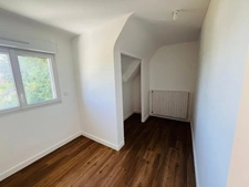 Centre-bourg de Saint-Avé – Maison entièrement rénovée de 120 m² sur un terrain de 500 m², comprenant 3 chambres, vie de plain-pied, garage, jardin, pompe à chaleur récente et DPE B.