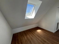 Centre-bourg de Saint-Avé – Maison entièrement rénovée de 120 m² sur un terrain de 500 m², comprenant 3 chambres, vie de plain-pied, garage, jardin, pompe à chaleur récente et DPE B.