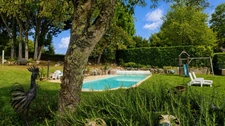 Maison périgourdine en pierre avec gîte, piscine et 1,25 ha de terrain – Doissat