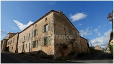 Maison de caractère avec piscine au cœur d’une bastide du Périgord