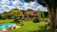 Maison périgourdine en pierre avec gîte, piscine et 1,25 ha de terrain – Doissat
