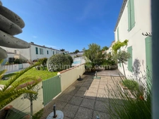 SAINT MARTIN DE RE  BEL APPARTEMENT PROCHE PORT ET COMMERCES 