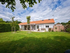 CHOLET Pavillon 4 chambres avec charpente apparente, sous-sol total et véranda récente