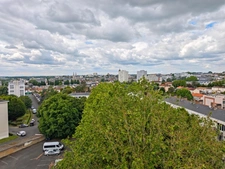 CHOLET – Appartement lumineux 2 chambres avec vue panoramique, balcon, cave et parking sécurisé