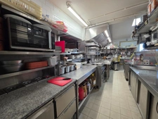 Restaurant 250m² – 160 covers – busy road – patio – accommodation – north Montpellier