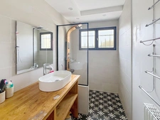Belle maison familiale 4 ch avec jardin paysager, piscine et grands espaces annexes  (73)