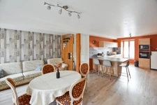 Renovated property of 324 m2 with land in COUCHES (71)